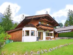 Traditioneller Tiroler Holzhaus-Charme mit Panoramablick