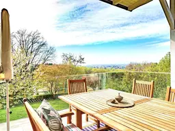 Exklusives Wohnhaus mit Pool in begehrter Aussichtslage