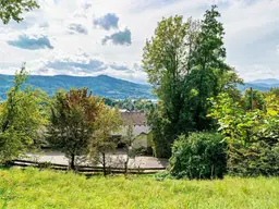 Sonniges Hanggrundstück mit Südausrichtung und Ausblick auf Berge und See