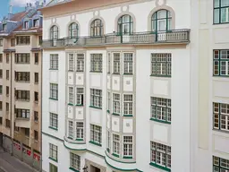 Großzügige 2 Zimmer Wohnung im Stilaltbau - neu saniert