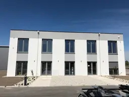Modernes Büro-Reihenhaus mit 4 getrennten Räumen + Empfangsbereich, Küche und Parkmöglichkeiten!