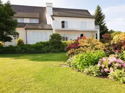 Geschmackvolles Wohnhaus mit Büroeinheit, Garten &amp; Pool im Zentrum von Neumarkt