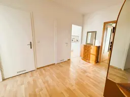 Wohnung mit neuer Einbauküche und großer (verglaster) Loggia!