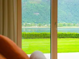 ERSTBEZUG-SEEBUNGALOW mit grandiosem Ausblick auf den traumhaften Ossiachersee &amp; eigenen Strandbereich