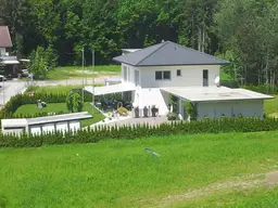 Modernes Unikat am Waldrand mit Pool und vielen Finessen - ausgezeichnete Lage!