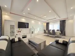 Ruhiges Ein-Zweifamilienhaus in Kleinmünchen | ca. 250m² Nutzfläche, Garten, Wintergarten, 2 Garagen