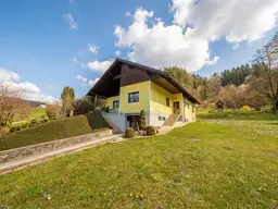 Modernisiertes Haus mit großem Garten und Terrasse in idyllischer Lage