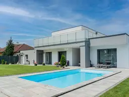 Neuer Preis! Luxuriöses Zweifamilienhaus mit Pool in ruhiger Lage!