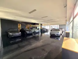 Moderner Autohandel in TOP-Lage – Showroom, Büro, Klima &amp; großzügige Stellflächen | Attnang-Puchheim
