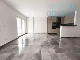 Modernes Reihenhaus in Massivbauweise inkl. 2 Parkplätze und sehr niedrige BK