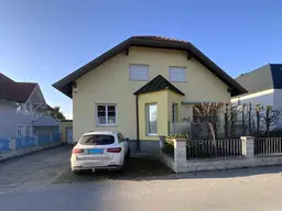 **Schönes und großzügiges Einfamilienhaus mit Schwimmteich**