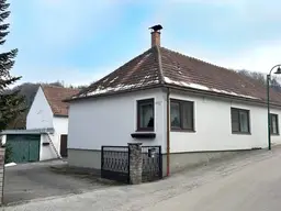 Renovierungsbedürftiger kleiner Dreikanthof mit Garten