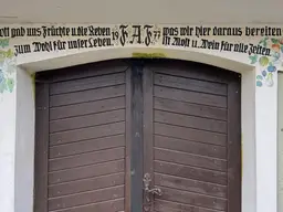 Renovierungsbedürftiger kleiner Dreikanthof mit Garten