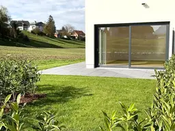 PROVISIONSFREI-SONNIG-ERSTBEZUG: 3 Zimmer mit 190m² Garten + Terrasse, Blick zum Traunstein! (W 24)