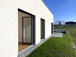 PROVISIONSFREI-SONNIG-ERSTBEZUG: 3 Zimmer mit 190m² Garten + Terrasse, Blick zum Traunstein! (W 24)