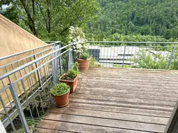 Panorama &amp; Sonnenlage – Doppelhaushälfte mit sonniger Terrasse, Garten und zwei Carports
