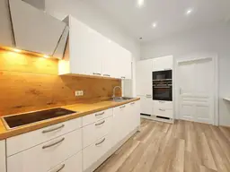 Nähe U4 Braunschweiggasse: Charmante Altbauwohnung + Stilvolles Ambiente + Gegliederte Fassade