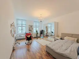 Passauer Platz: Attraktive Zentrumslage + Mietvertragsverlängerung mit 2,8% Brutto-Rendite in Aussicht + Westausrichtung