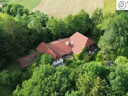 Weitläufiges Anwesen im Wienerwald auf 17.900 m² Grundstücksfläche mit Privatsee und Hallenbad!