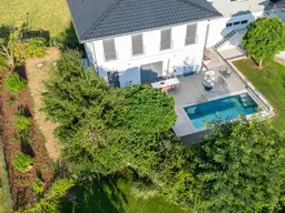 Ihr lichtdurchfluteter Wohntraum mit Edelstahlpool, Doppelgarage &amp; energieeffizientem Heizsystem!