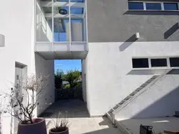 Ihr lichtdurchfluteter Wohntraum mit Edelstahlpool, Doppelgarage &amp; energieeffizientem Heizsystem!