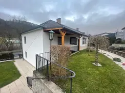 TOP GELEGENHEIT! Großes Wohnhaus mit 3 Wohnungen, großem Garten, Garage, Carport, Sauna, Weinkeller und vielen Extras in Altenmarkt an der Triesting