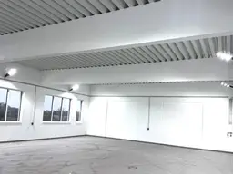 TOP ERSTBEZUG! Knapp 200m² Halle mit eigenem Büro, Duschen &amp; PKW - Stellplätzen.