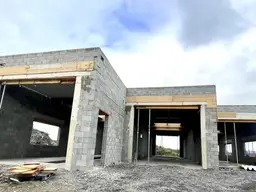 Hochwertige Neubauhalle mit 4,20 Deckenhöhe, zwei Dachkuppeln und Sektionaltor.