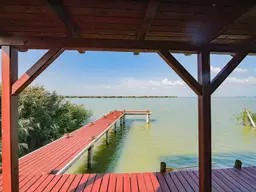 SONNENANBETER UND SEGLER AUFGEPASST - FLACHDACHHÜTTE MIT BOOTSGARAGE IN DER RUSTER BUCHT AUF PACHTGRUND ZU KAUFEN