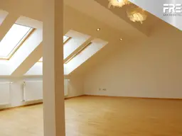 HELL UND MODERN | Dachgeschoss-Wohntraum zum Top-Preis!