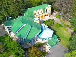 Luxuriöses Anwesen mit Indoor-Pool und gepflegtem Gartenpark
