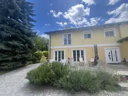 Wohnen Sie noch oder leben Sie schon? Überragende Liegenschaft im Bezirk Baden - Pool, Nebengebäude, landwirtschaftliche Flächen
