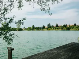 Urlaubsfeeling inklusive! Modernes Einfamilienhaus mit Balkon, Terrasse und Garten in Gated Community mit idyllischem Badesee