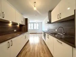 Sanierte WG-geeignete Wohnung mit schöner Küche | U6 Dresdner Straße