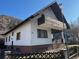 Senftenberg im Weinbaugebiet Kremstal: Zweifamilienhaus mit Balkonen, Garten und Garage