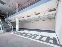 Geschäftsfläche mit großer Fensterfront im Einkaufszentrum KARO in Bischofshofen