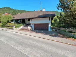 Großes Grundstück mit Landhaus und Hallenschwimmbad