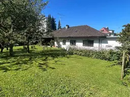 Großes Grundstück mit Landhaus und Hallenschwimmbad