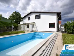 Großzügiges Ein- bzw. Zweifamilienhaus mit Pool, Wintergarten, Garagen &amp; Top-Anbindung – Grünlage in Ansfelden