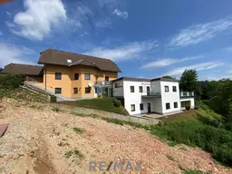 Mehrfamilienhaus-Fitnessstudio-Großraumbüro