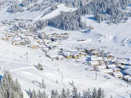 Fantastic Chalet with pool in the heart of Lech