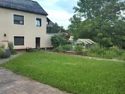 großzügiges Mehrfamilienhaus mit Einliegerwohnung und großem Garten