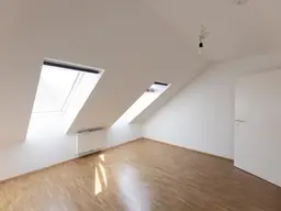 Helle 2,5-Zimmer-Dachgeschosswohnung mit großzügiger Loggia und schönem Ausblick