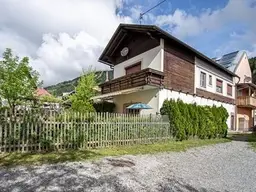 Zweifamilienhaus mit 2 getrennten Wohneinheiten und viel Platz, mit Garten in zentraler Lage