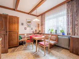 Zweifamilienhaus mit 2 getrennten Wohneinheiten und viel Platz, mit Garten in zentraler Lage
