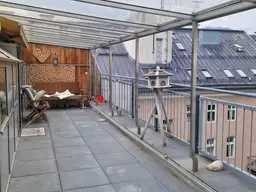GROSSZÜGIG GESCHNITTENE WOHNUNG IN DER INNENSTADT MIT EINEM 23 M2 GROSSEN BALKON UND HERRLICHEM BERGBLICK