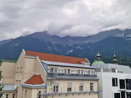 GROSSZÜGIG GESCHNITTENE WOHNUNG IN DER INNENSTADT MIT EINEM 23 M2 GROSSEN BALKON UND HERRLICHEM BERGBLICK