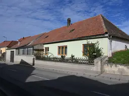 Vielseitiges Wohnen an der Retzer Stadtgrenze: 2 Einheiten, Weinkeller &amp; Nebenräume