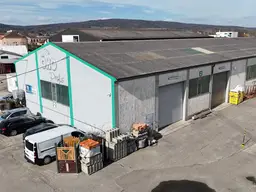 Geräumige Lagerhalle (350m²) mit zwei hohen Einfahrten – vielseitig nutzbar!