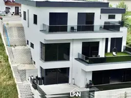 Exklusive Villa auf drei Ebenen mit Indoor-Pool und Weitblick ins Grüne